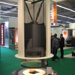 Totem kutuves ar taisnu stiklu