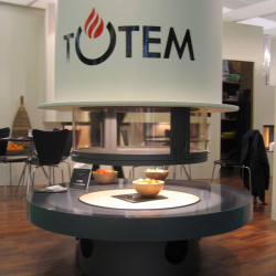 Totem kutuves ar taisnu stiklu