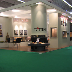 Totem kutuves ar taisnu stiklu